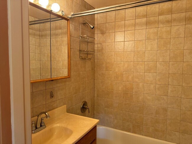 Building Photo - 4 bedroom 2 bathroom home in a great neighborhood!