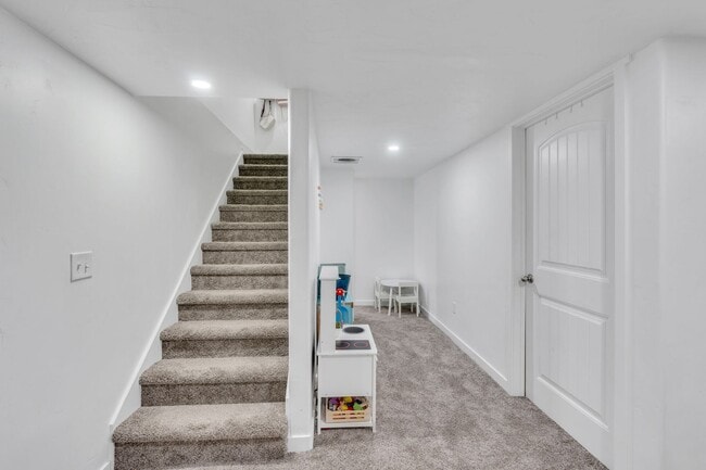 Building Photo - Lar-38 N Heading Row Saratoga Springs, UT 84043