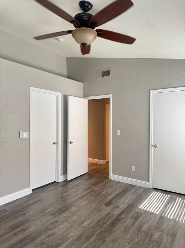 Building Photo - Beautifully Renovated 2 Bed Single Story Home