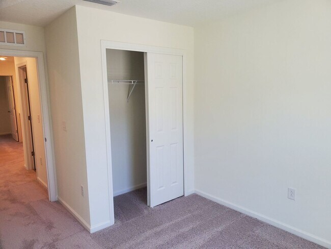 Building Photo - 3 BEDROOM 2.5 BATH TOWNHOME