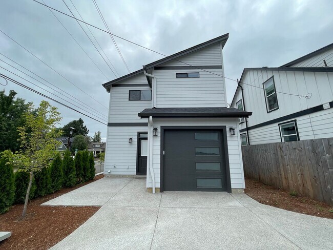 Building Photo - 4Bd/2.5Ba Corner Home in Desireable Portsmouth Neighborhood ~ Newly Built, Quartz Countertops, Si...
