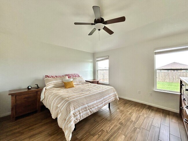 Building Photo - Stunning 3/BR 2/BA Home with Spacious Back...