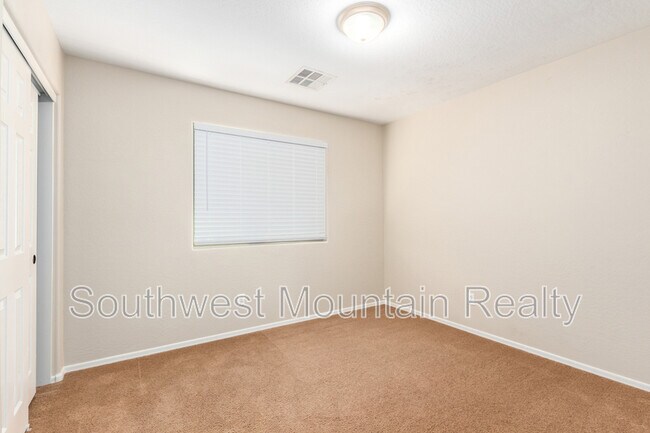 Building Photo - 33411 N Stone Ridge Dr