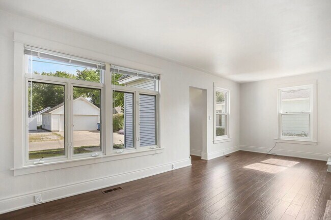 Building Photo - 1190 Lakeview