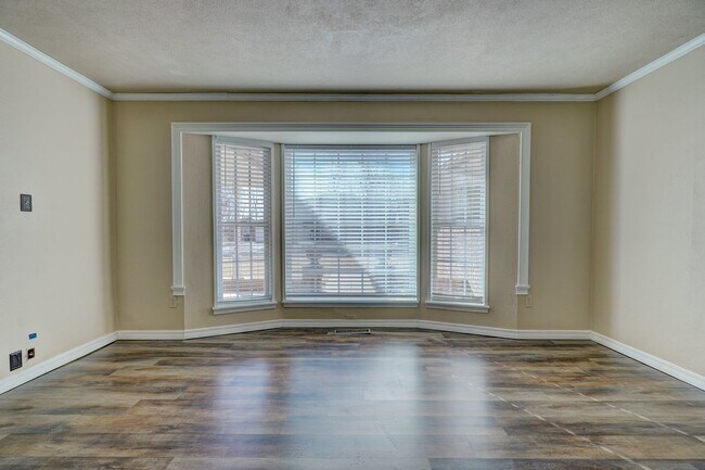 Building Photo - 4 bed 3 bath home!