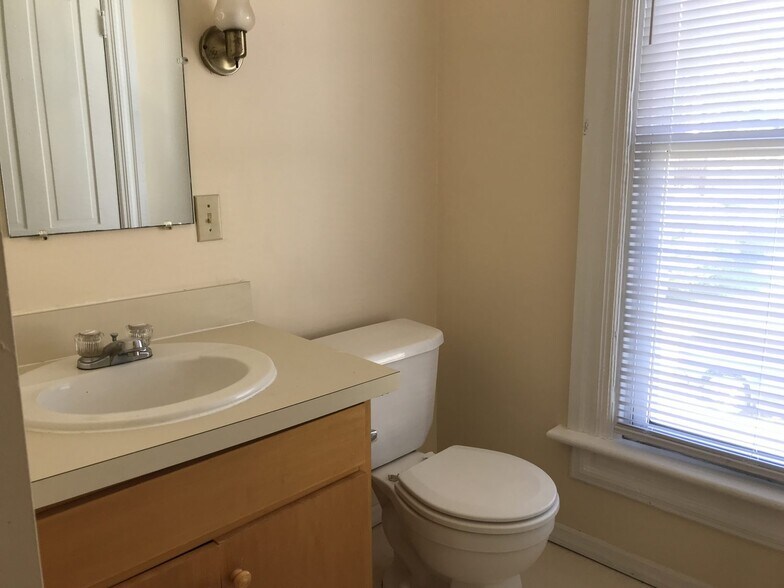 Building Photo - 180 S Jones St