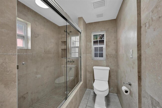 Building Photo - 1520 NE 108th St