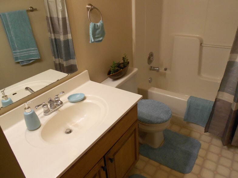 Building Photo - 420 6th Ave