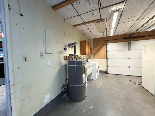 Building Photo - Spacious 3 Bed, 1.0 Bath House - Fully Fen...