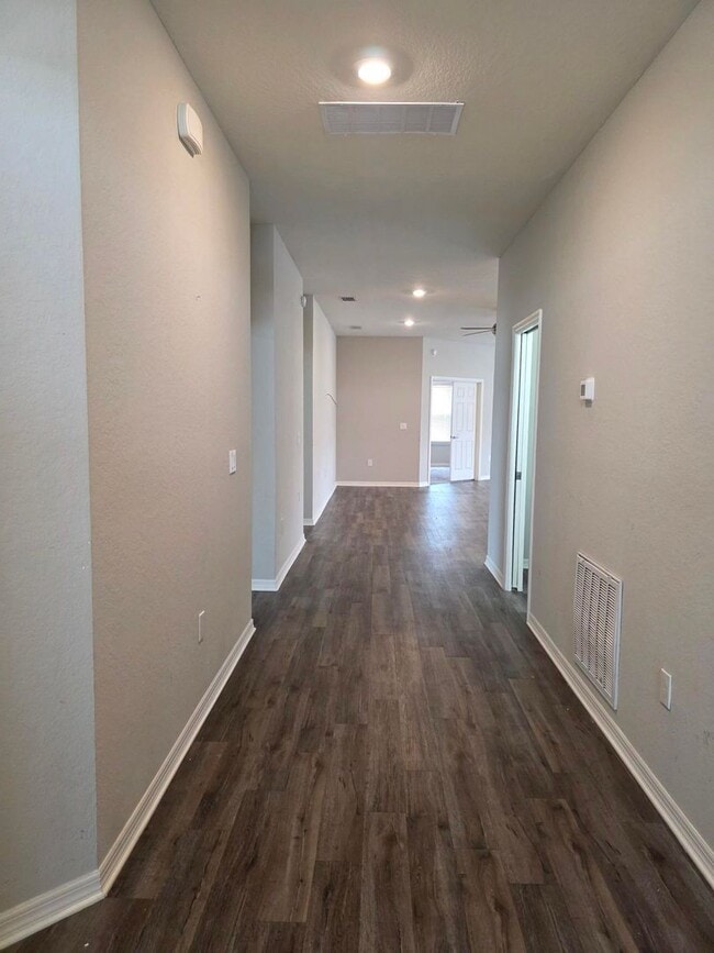 Building Photo - 4-Bedroom, 2.5-Bathroom in Lakeland