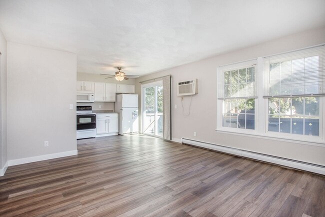 Building Photo - Newly Remodeled 2bed 1 bath apartment in Urbandale! - Ask about our security deposit alternative!