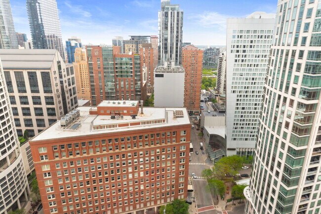 Building Photo - 111 E Chestnut St