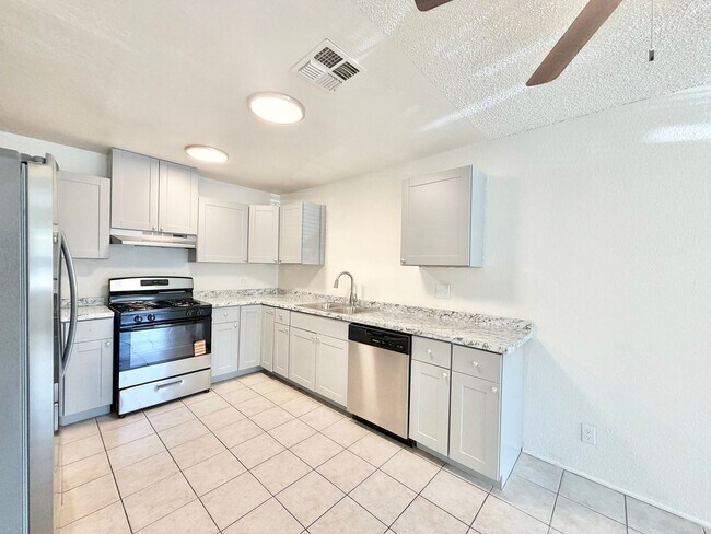 Building Photo - AVAILABLE NOW!! 2 Bedroom 1 Bathroom Apartment in Cathedral City!