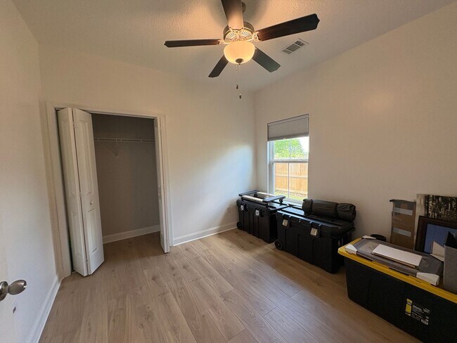 Building Photo - MOVE IN SPECIAL: $1000 OFF 1ST MONTH'S RENT!**