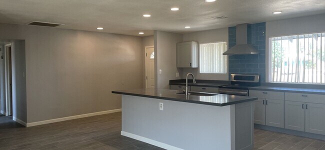 Building Photo - 2024 N 81st Pl