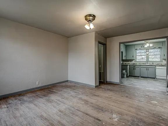 Building Photo - 1427 E Broadway St