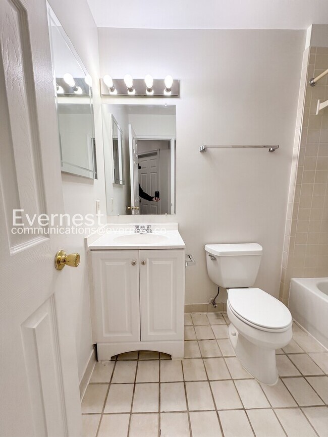 Building Photo - 4-Bed/2-Bath Home with Fenced Yard/ Available Soon!