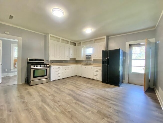Building Photo - Available now 3 bed 1.5 bath in Slaton