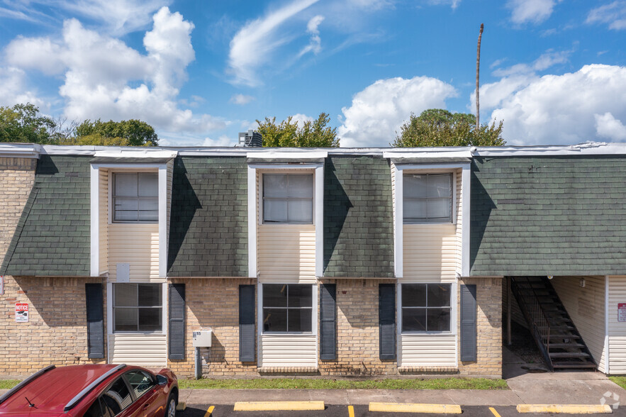 Building Photo - Courtyard Estates