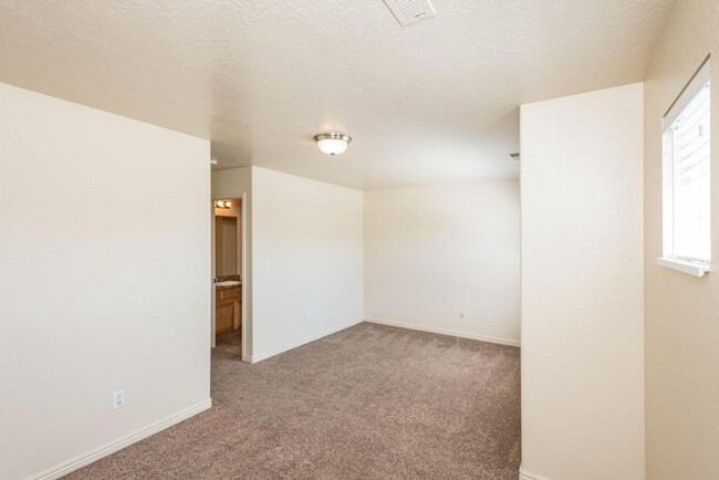 Building Photo - Hidden Valley Townhome - most utilities in...