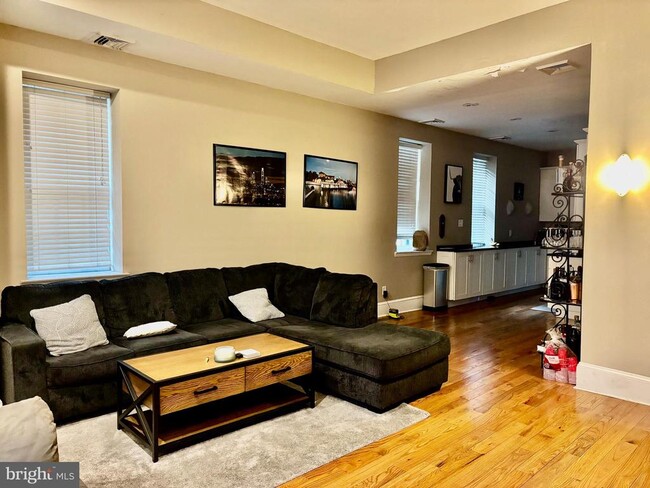 Building Photo - 300 Lombard St