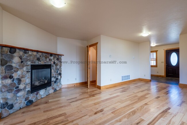 Building Photo - ***DECEMBER RENT FREE** 4 Bed 2.5 Bath upg...