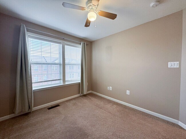 Building Photo - Beautiful And Spacious 3 Bed 3.5 Bath Interior Brick Townhome With Balcony In Hastings Marketplace