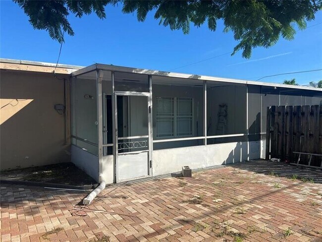 Building Photo - 420 SE 13th Dr
