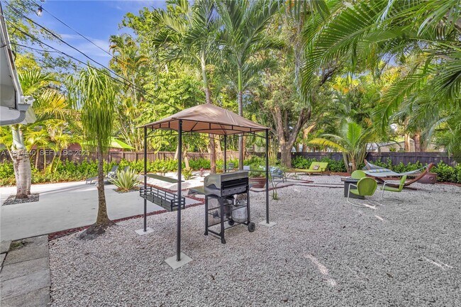 Building Photo - 204 SW 19th Ave