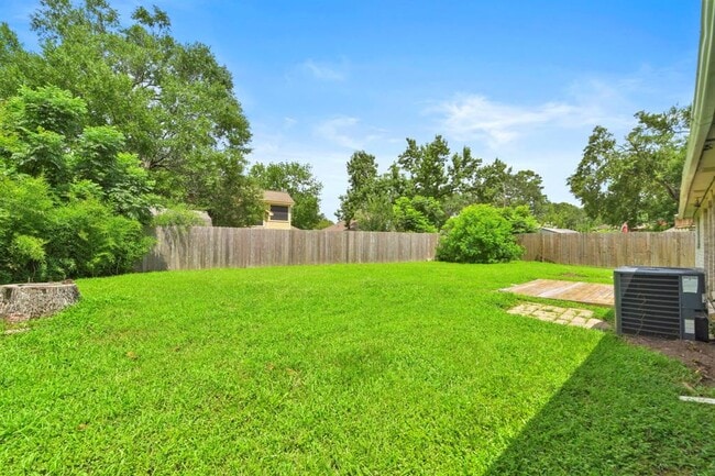 Building Photo - 2035 Woodhue Dr
