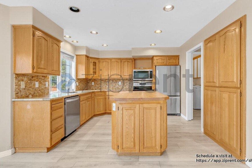 Building Photo - 6622 SE Montego Bay St