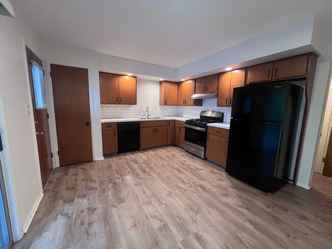 Building Photo - Two Bedroom Duplex SE Side w/ Decorative Fireplace! One Stall in Garage!