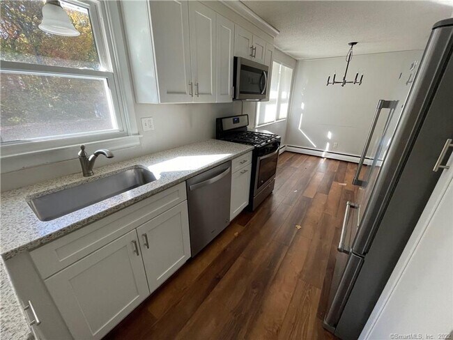 Building Photo - Quaint Single Family in Mystic!