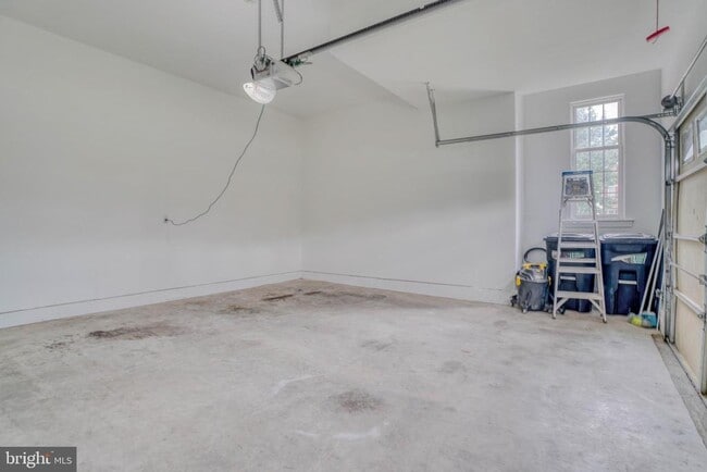 Building Photo - 9902 Player Dr