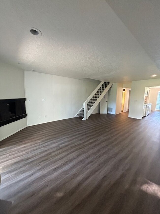 Building Photo - 3 Bedroom Townhome in Murray