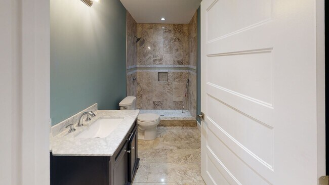 Building Photo - 7BR/4BA Fort Sanders Home | Walk to UTK | ...