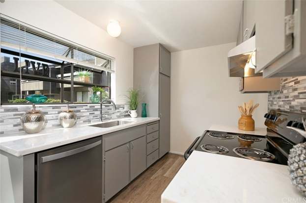 Building Photo - 323 Streamwood-