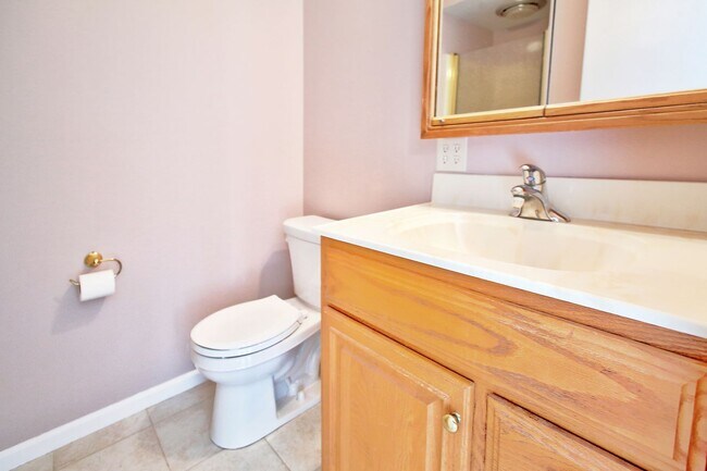 Building Photo - 2 Bedroom Condo On Holland's South Side