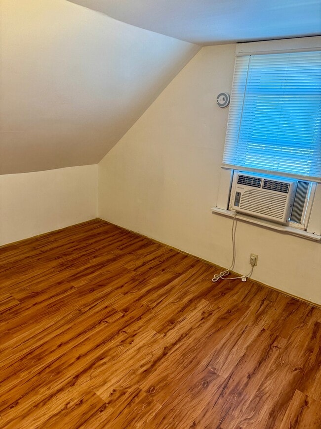 Building Photo - 1334 Main St