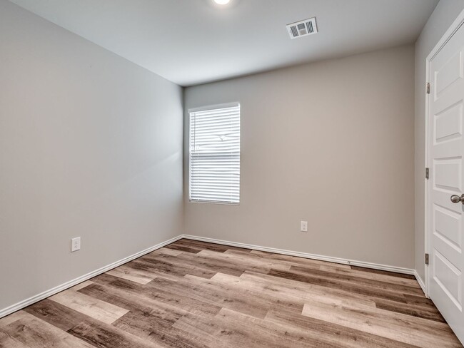 Building Photo - Home Close to Surrey Hills + 3 bedrooms