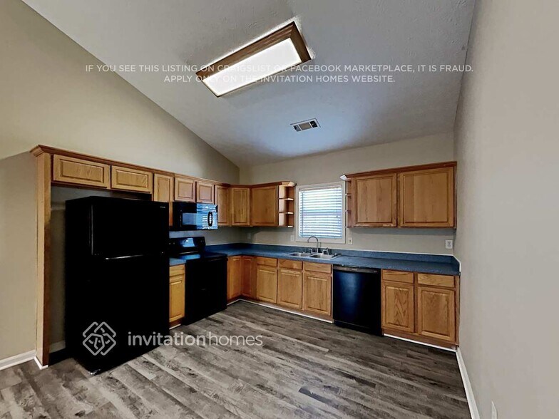 Building Photo - 70 Eastwood Forest