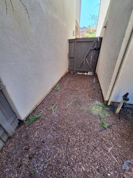 Building Photo - 5424 Knotty Pine Way