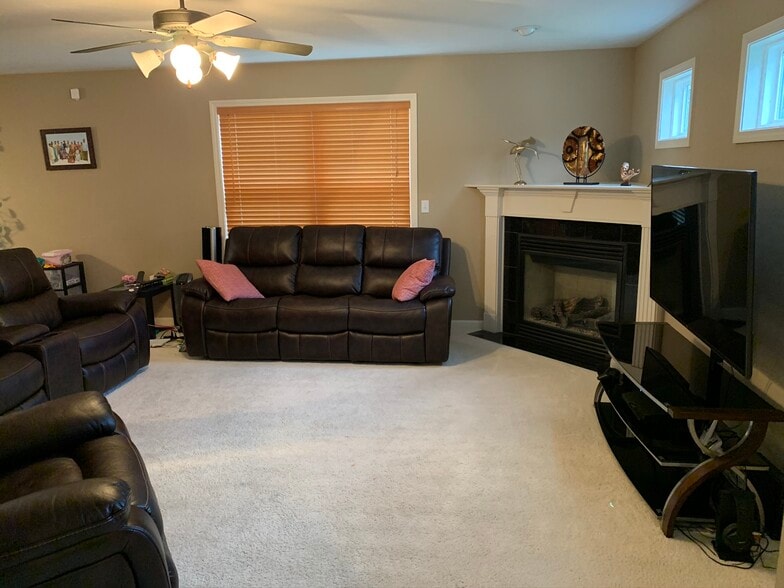 Building Photo - 11005 N Waterton