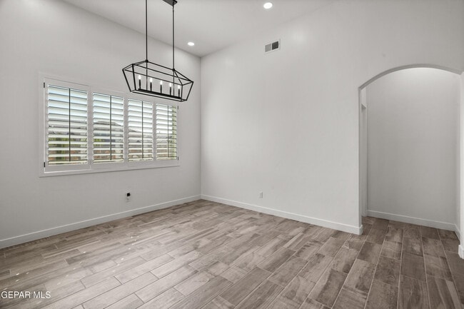 Building Photo - 874 Harpendem Dr