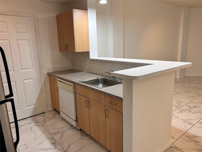 Building Photo - 533 NE 3rd Ave