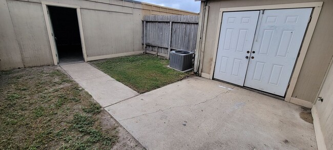 Building Photo - Nice Southside townhome with garage across...