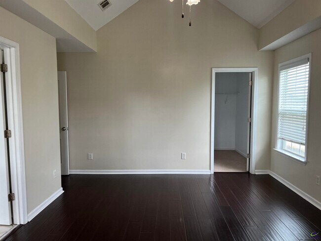 Building Photo - 206 Meyers Lake Dr