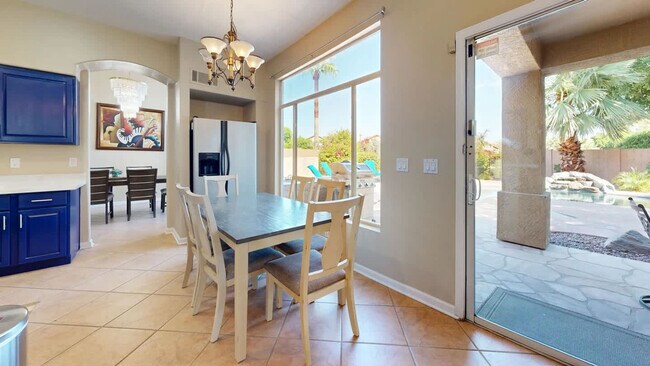 Building Photo - 853 N Blackstone Ct