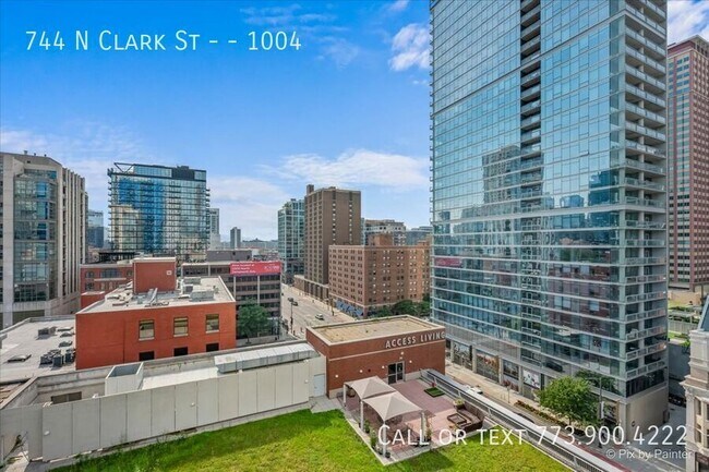 Building Photo - 744 N Clark St