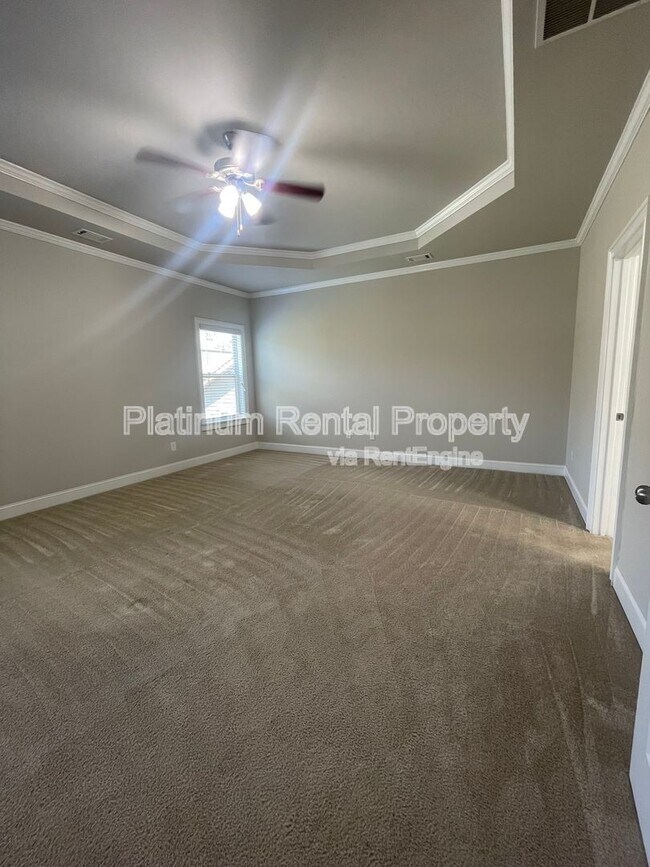 Building Photo - 5180 Mirror Lake Dr